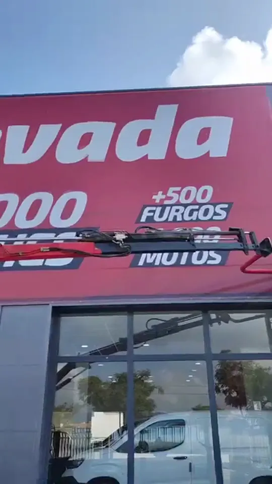 Rótulo de fachada instalado con grúa
