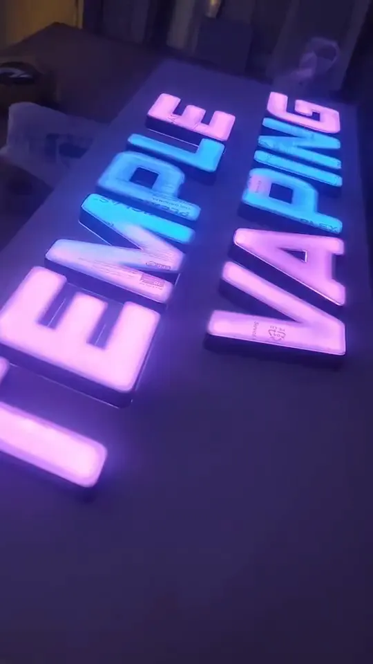 Letras corpóreas con LED direccionable
